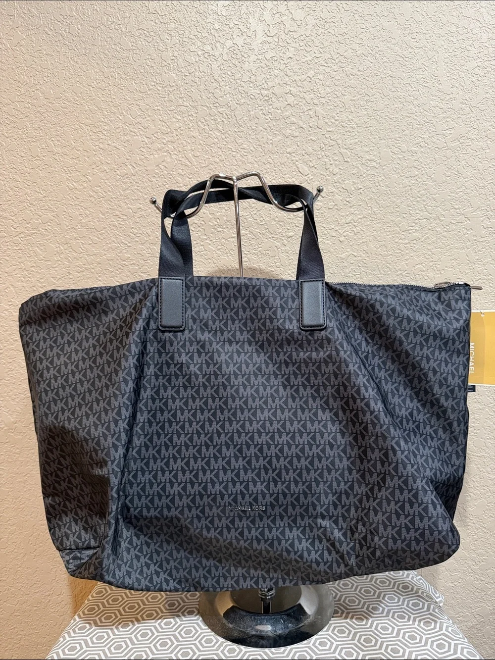 MICHAEL Michael Kors Black Nylon TANNER LG REV PCKBLE tote Front Zip Pouch